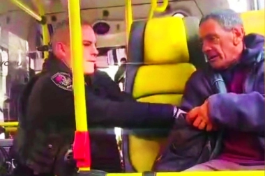 Agente de la Policía de la Ciudad agredió a un discapacitado y lo tiró a la calle desde un colectivo