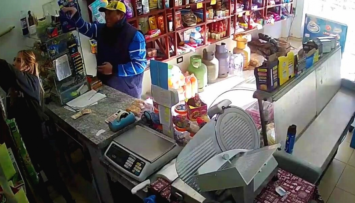 Mechero quería chocolates "gratis", el dueño del almacén le "regaló" unos "tortazos"