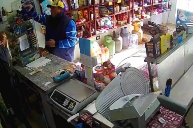 Mechero quería chocolates "gratis", el dueño del almacén le "regaló" unos "tortazos"