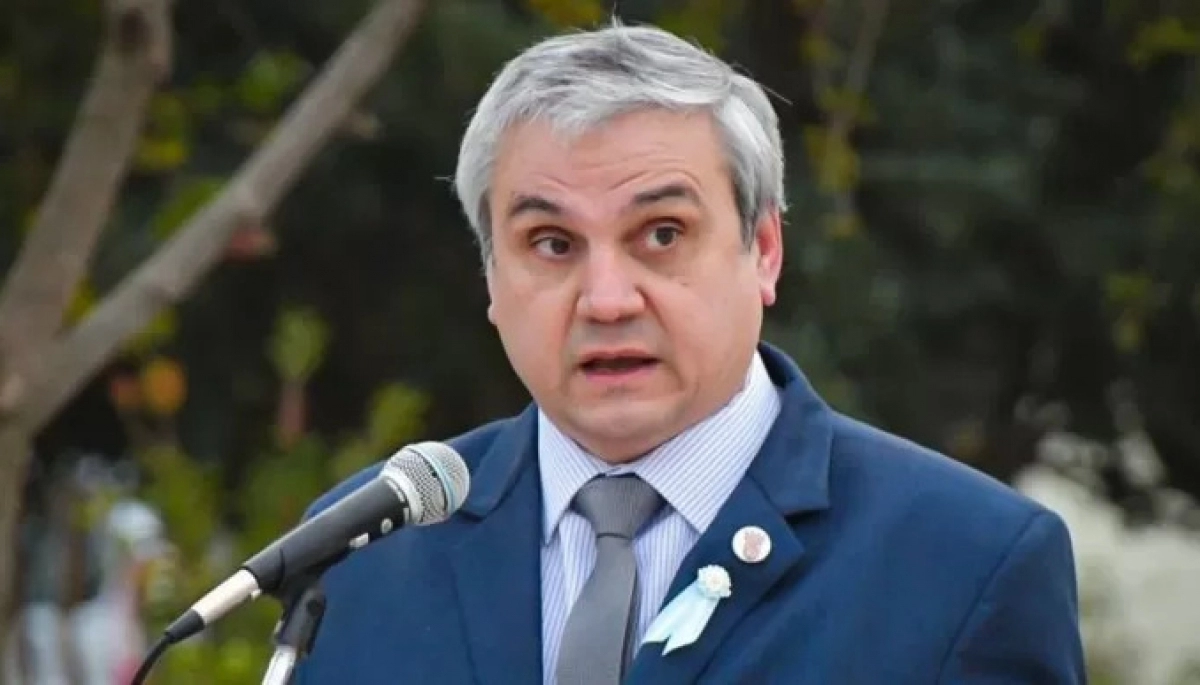 Intendente vecinalista desató la furia de los radicales locales por inscribirse con Juntos