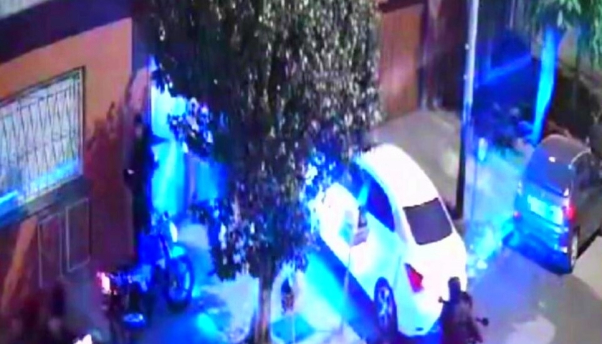 Como fieras salvajes, ocho motochorros los rodearon y les robaron el automóvil