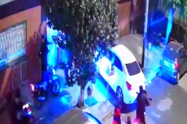 Como fieras salvajes, ocho motochorros los rodearon y les robaron el automóvil