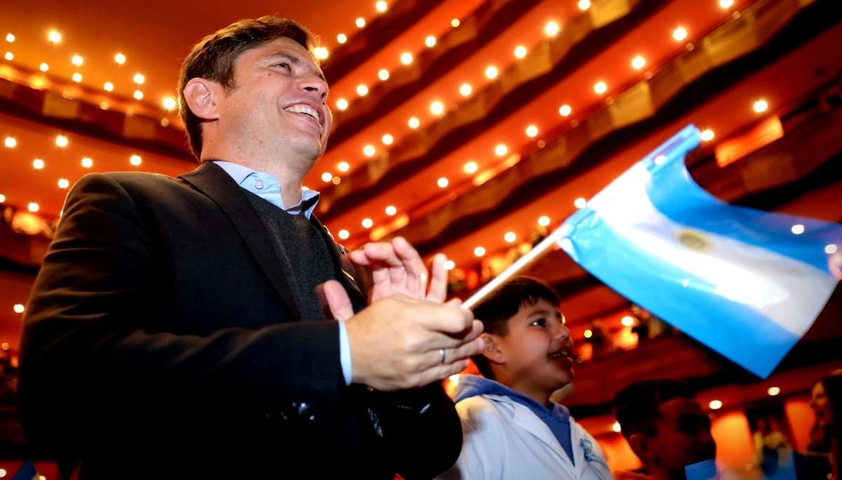 Junto a Magario y Saintout, Kicillof participó del acto de promesa a la Bandera Nacional