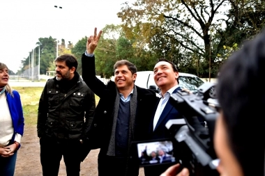 Mientras espera la definición de su candidatura, Kicillof entregó netbooks en Florencio Varela