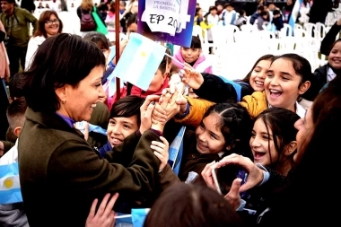 Mayra Mendoza acompañó a los estudiantes de Quilmes en la Promesa a la Bandera