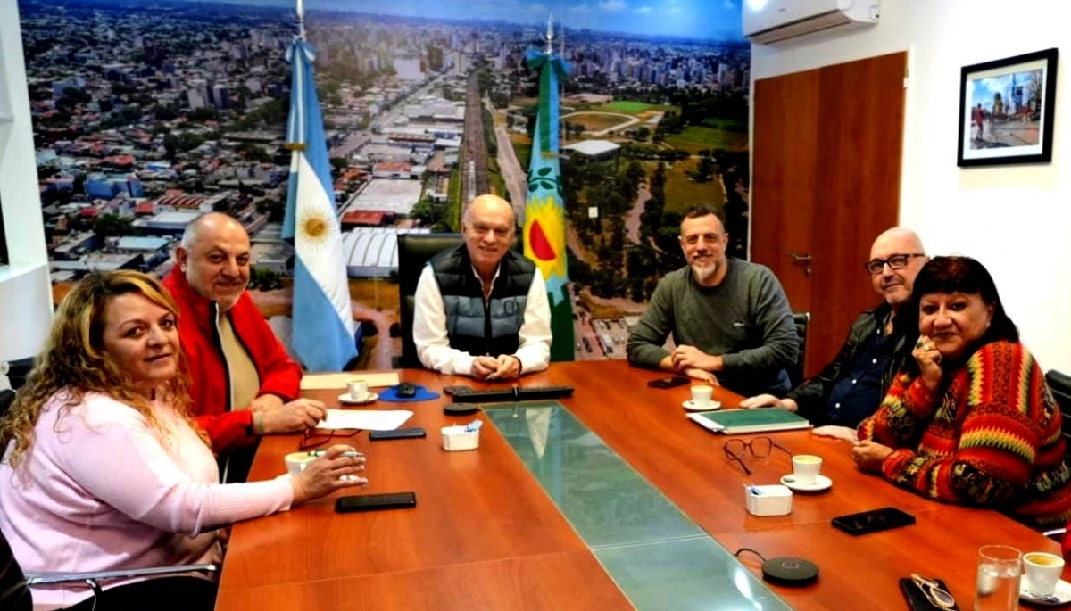 Grindetti y Kravetz firmaron un 26% de aumento para los municipales de Lanús