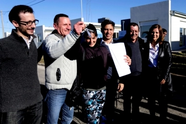 Kicillof continúa con la entrega de viviendas: se presentó en Benito Juárez