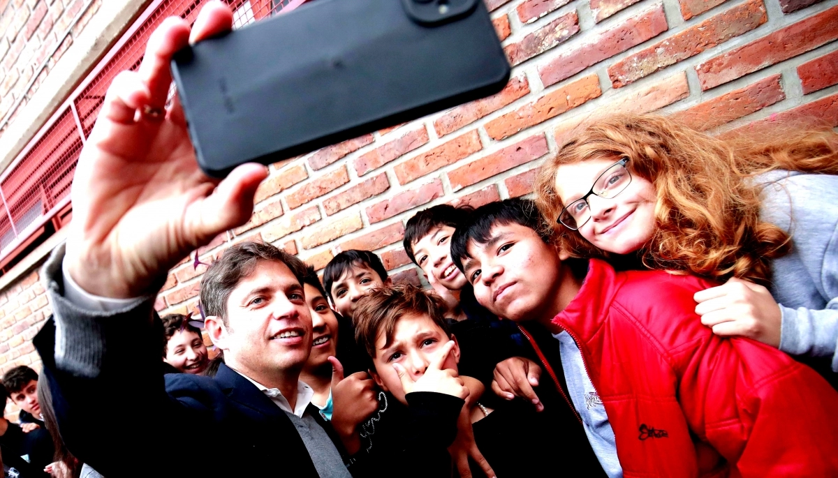 Kicillof visitó un distrito opositor para repartir netbooks a través del programa Conectar Igualdad