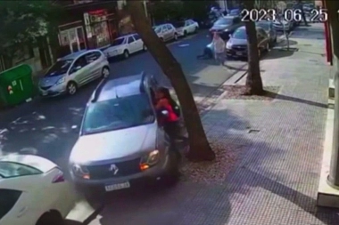 Para robar una camioneta llevaron colgadas de la puerta a dos mujeres, una cayó y la camioneta la pisó