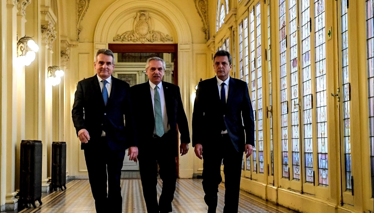 Foto de unidad: Alberto con Massa y Rossi juntos en la reunión de gabinete
