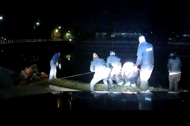 Impresionante operativo para rescatar a un hombre que cayó al río desde un puente