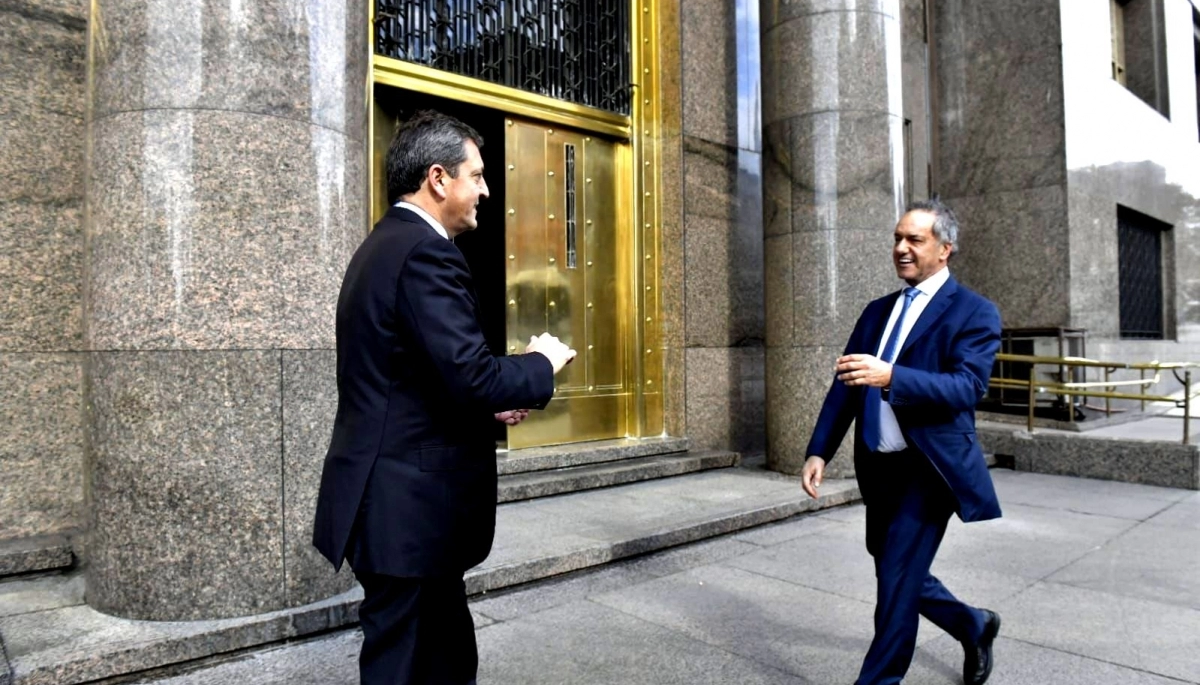 A los abrazos, Massa recibió a Scioli para mostrar imagen de unidad en el oficialismo