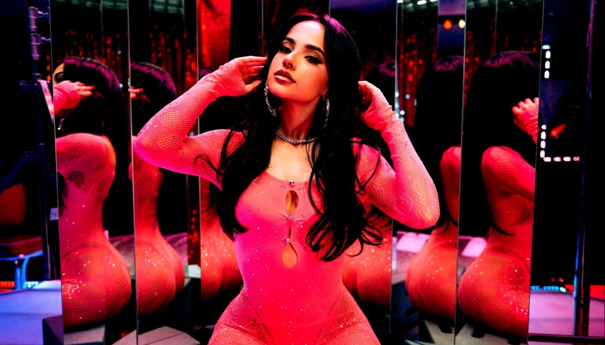 Con un exuberante vestuario, Becky G lanzó “La Nena”, junto a Gabito Ballesteros