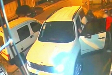 Delante de los hijos y con una pistola en la cabeza, lo pusieron de rodillas para robarle la camioneta