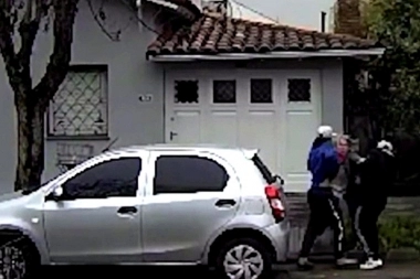 Violencia extrema: una mujer fue golpeada en el piso por resistir al robo de su auto