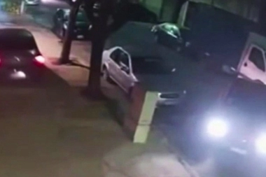 En un terrible raid delictivo, siete delincuentes intentaron robar el auto a un padre y sus hijas