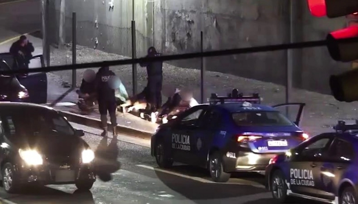 Robo y persecución: cinco delincuentes atacaron a un automovilista y cayeron por el Anillo Digital