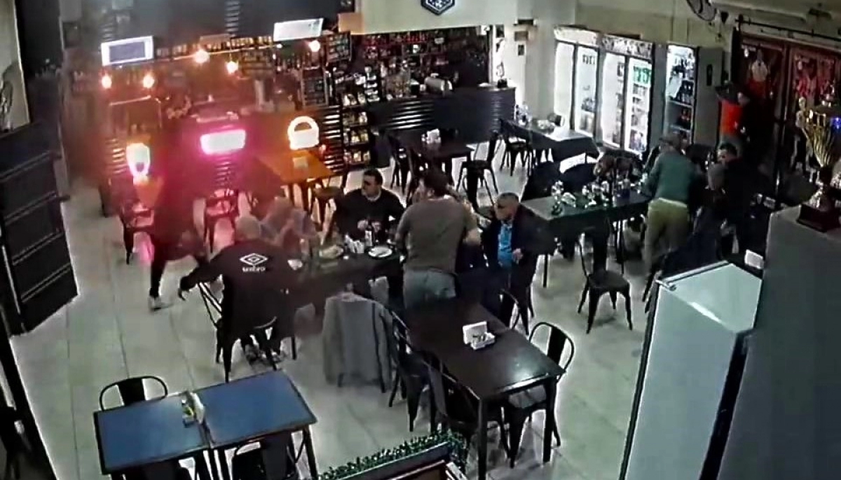 Armados y sacados, irrumpieron y robaron en un club lleno de chicos en Avellaneda