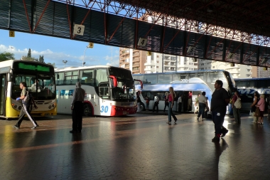 Choferes de micros de larga distancia iniciaron paro por "incumplimiento" de mejoras salariales