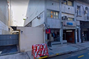 A la noche se distraen: tres presos se treparon a un árbol y escaparon de una comisaría