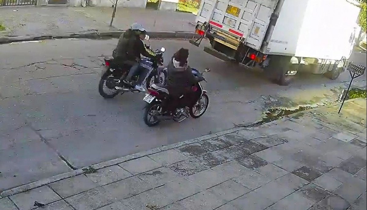 Una motoquera se defendió con carterazos para repeler el ataque de dos motochorros