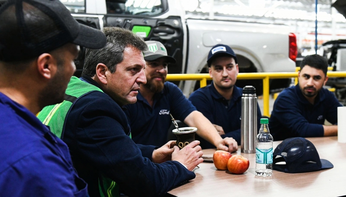 “Somos los que bajamos el impuesto a las ganancias sin prometerlo”, dijo Massa desde una fábrica Ford