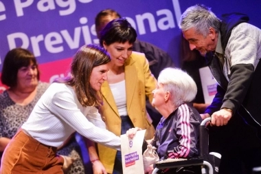 Mayra Mendoza se reunió con Raverta para entregar resoluciones jubilatorias en Quilmes