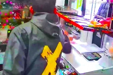 "No corrás porque te meto un tiro", amenazó a una joven durante el asalto a un kiosco