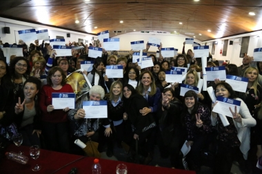 Candidatos de Unidad Ciudadana homenajearon a mujeres platenses por los 70 años del voto femenino