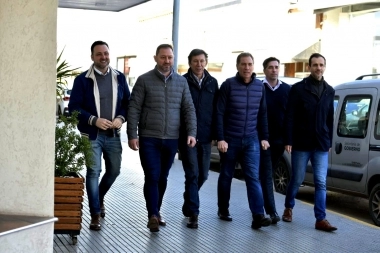 Acompañado por intendentes y con guiños al campo, Santilli llevó su campaña a la Cuarta Sección