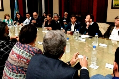 Kicillof confirmó el aumento salarial para los empleados estatales y los docentes