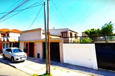 Hicieron 2 x 1 al voleo: le robaron el auto a un hombre y la cartera a una vecina cuando ingresaba a la casa