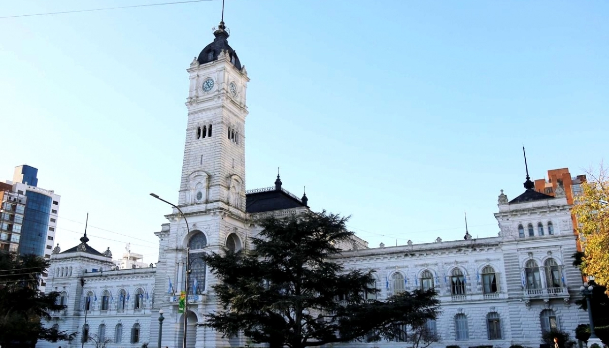 Radicales ligados a Abad denuncian la compleja situación de los empleados municipales platenses