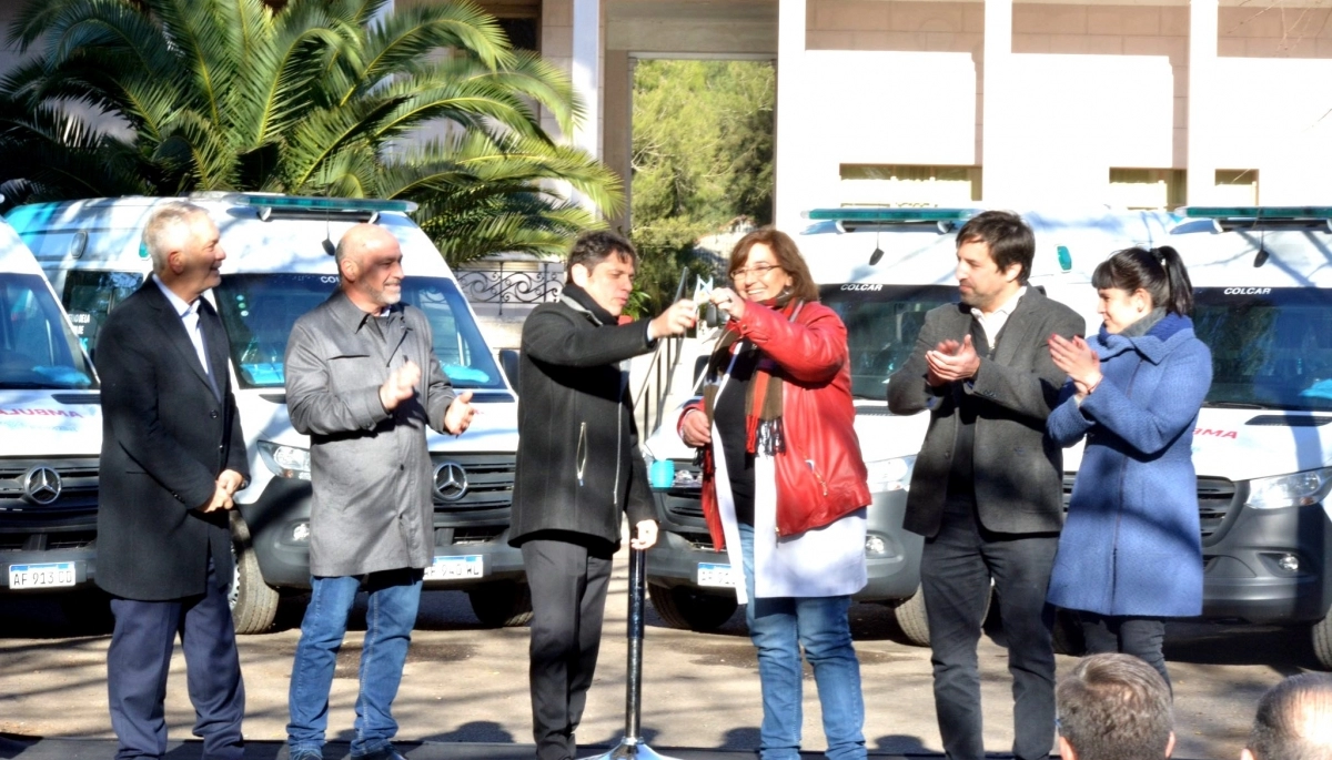 Kicillof desembarcó con su campaña en Ensenada e inauguró un Centro de Rehabilitación