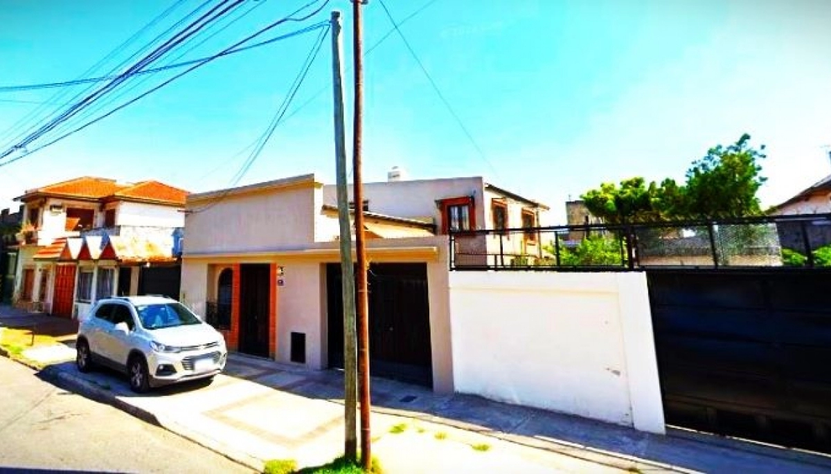 Hicieron 2 x 1 al voleo: le robaron el auto a un hombre y la cartera a una vecina cuando ingresaba a la casa