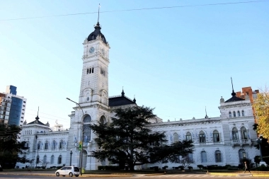 Radicales ligados a Abad denuncian la compleja situación de los empleados municipales platenses