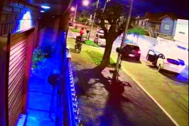 Durante un tremendo raid delictivo, golpearon y le robaron el auto al chofer de una aplicación de viajes