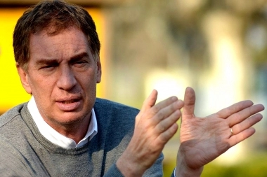 En campaña, Santilli prometió que si es gobernador impulsará el uso de pistolas Taser en la Provincia