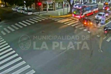 Volvió a nacer: chocaron por cruzar con luz roja y descontrolados se fueron encima de una mujer