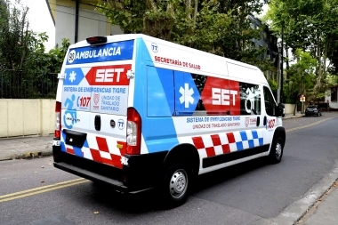 Motoquero distraído: usaba el teléfono, chocó con un auto y voló