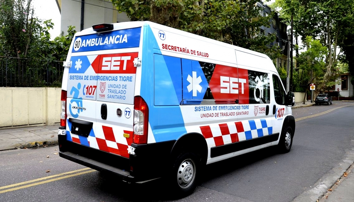 Motoquero distraído: usaba el teléfono, chocó con un auto y voló