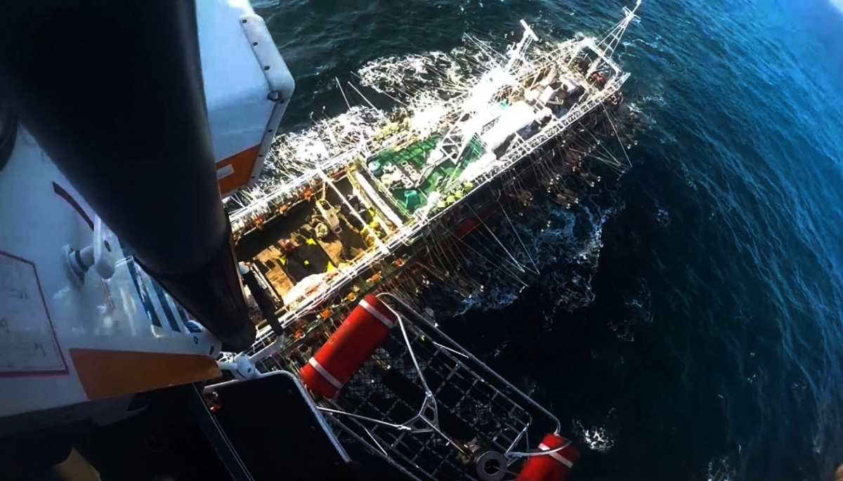 Un tripulante pesquero navegaba hacía Mar del Plata y fue rescatado tras sufrir convulsiones