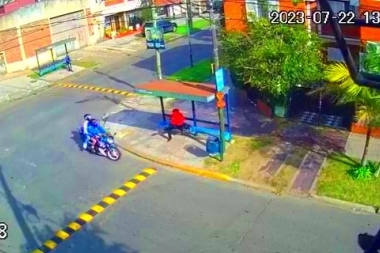 Motochorros al ataque: durante un raid delictivo y por el celular, le abrieron la cabeza de un culatazo