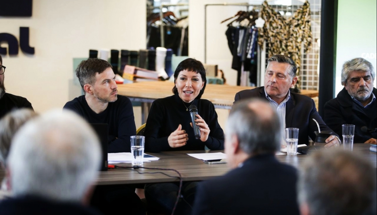 Mayra Mendoza y dos ministros de Kicillof se reunieron con autoridades del sector textil