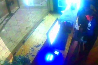 Destrozaron el Blindex y robaron todo lo que encontraron en una pizzería del centro