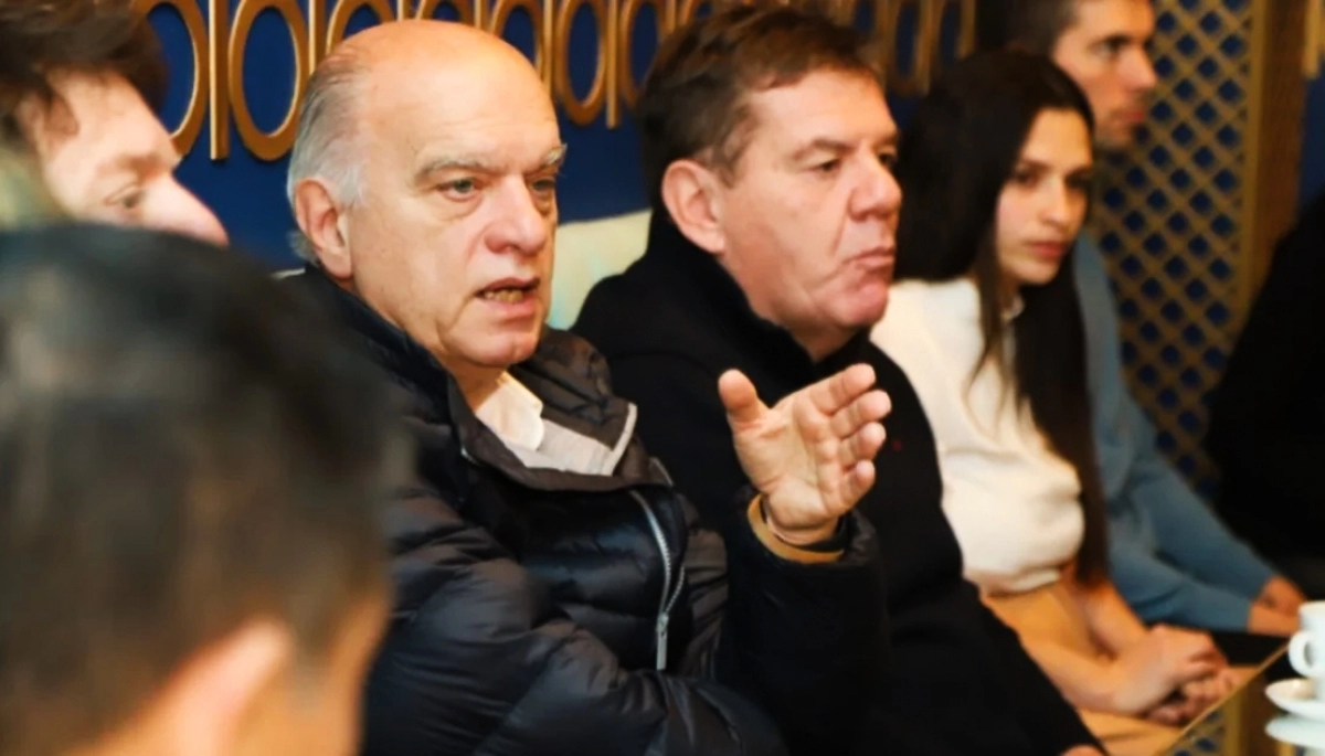 Grindetti planteó aumentar la cantidad de días de escuela y le pegó a Baradel