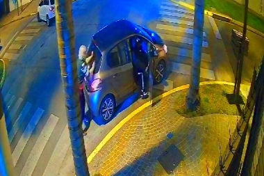 Furia y desesperación: regresaba de hacer compras, la interceptaron ladrones armados y le robaron el auto