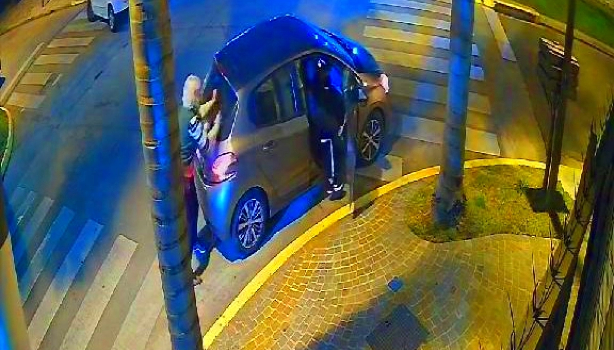 Furia y desesperación: regresaba de hacer compras, la interceptaron ladrones armados y le robaron el auto