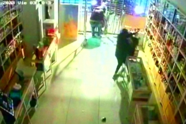 La segunda fue la vencida: tras un intento fallido, grupo comando robó 5 millones de una perfumería