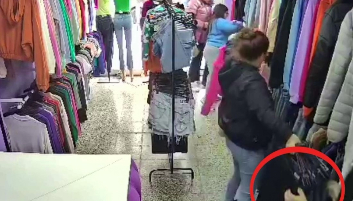 El terror de los comerciantes: en pocos segundos estas mecheras no dejaron ni las perchas